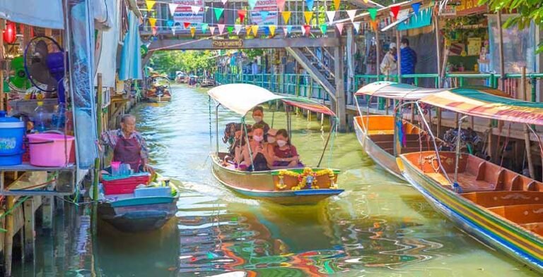 Explore the Floating Market in Bangkok