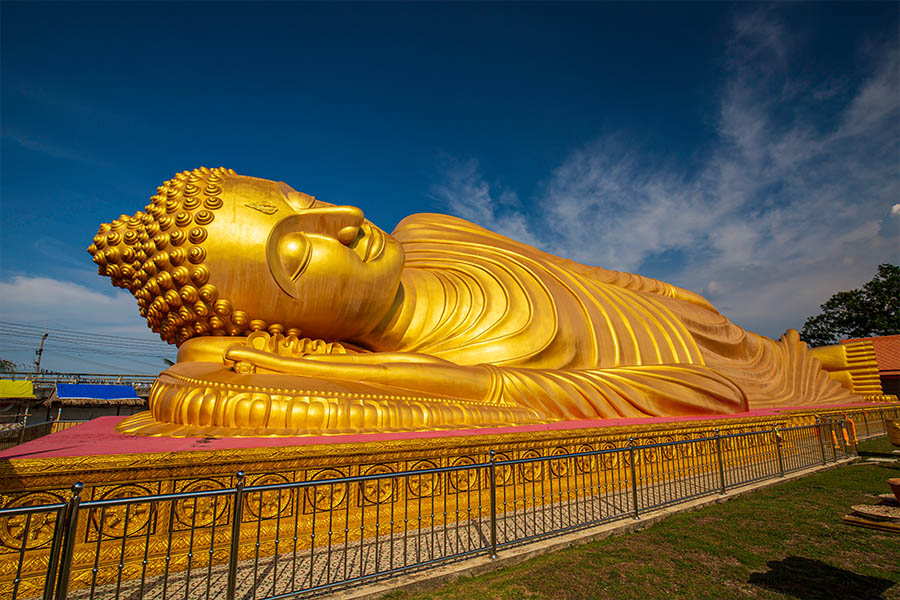 Temple of Reclining Buddha statue